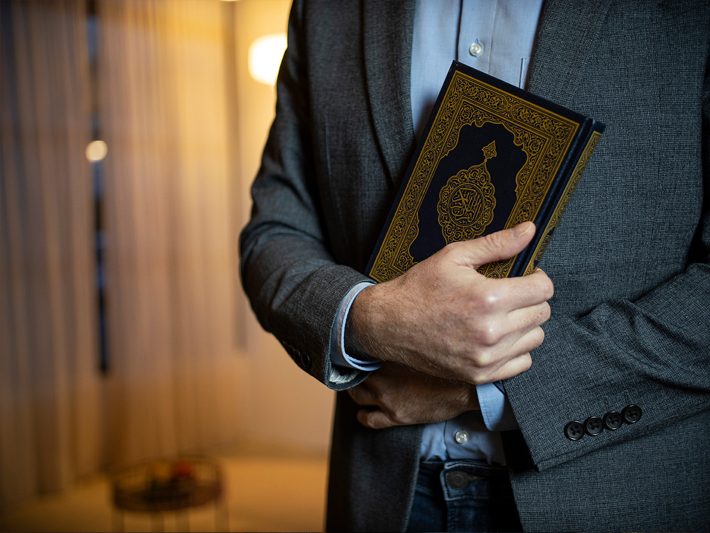 Marcel Krass hält den Quran